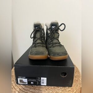 SOREL
Green Whitney II Flurry Boots